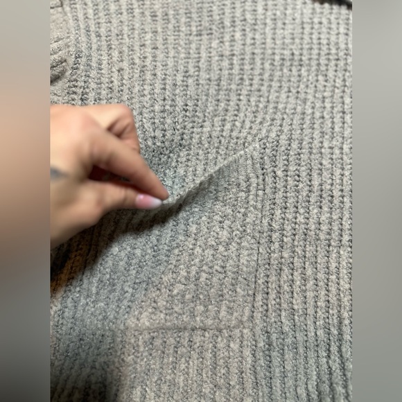 Trendy Sweater with Hood and pockets - Picture 4 of 7